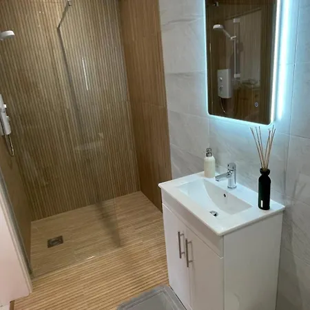 Lakeside Retreat In Connemara 우그테라드