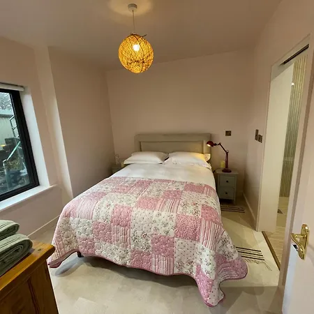 Lakeside Retreat In Connemara